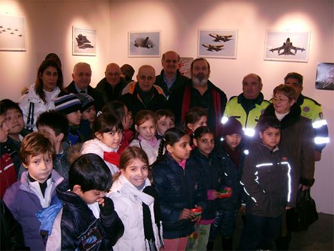 Classe di scuola elementare in visita alla mostra
